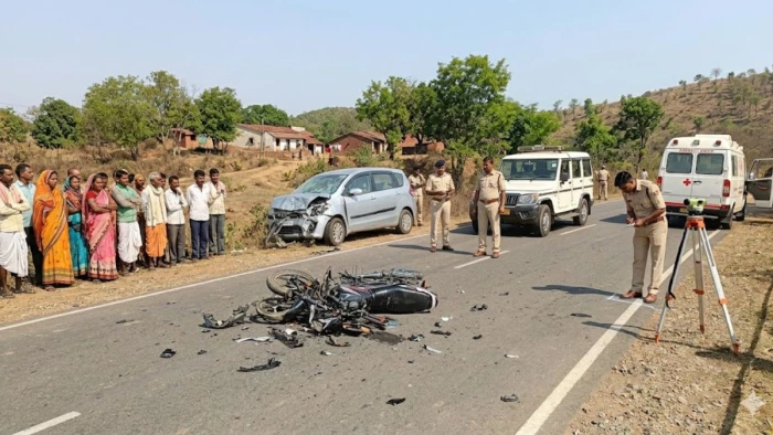 खैरीडीह: तेज रफ्तार कार ने बाइक सवार 3 दोस्तों को कुचला, मौके पर ही थमी सांसें
