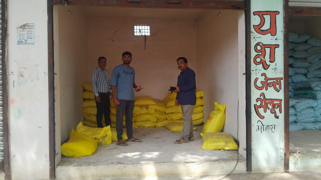 तीन कृषि केंद्र सील कर 1386 बोरी खाद जब्त