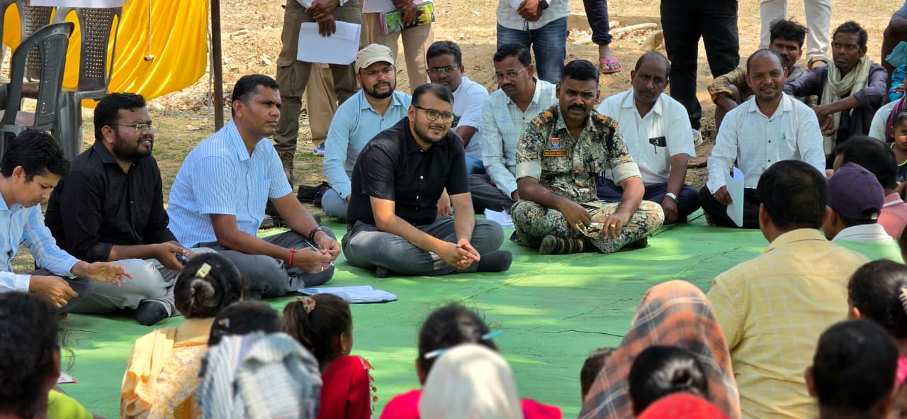 सचिव और कलेक्टर ने जमीन पर बैठकर सुनी अचानकमार क्षेत्र के लोगों की फरियाद