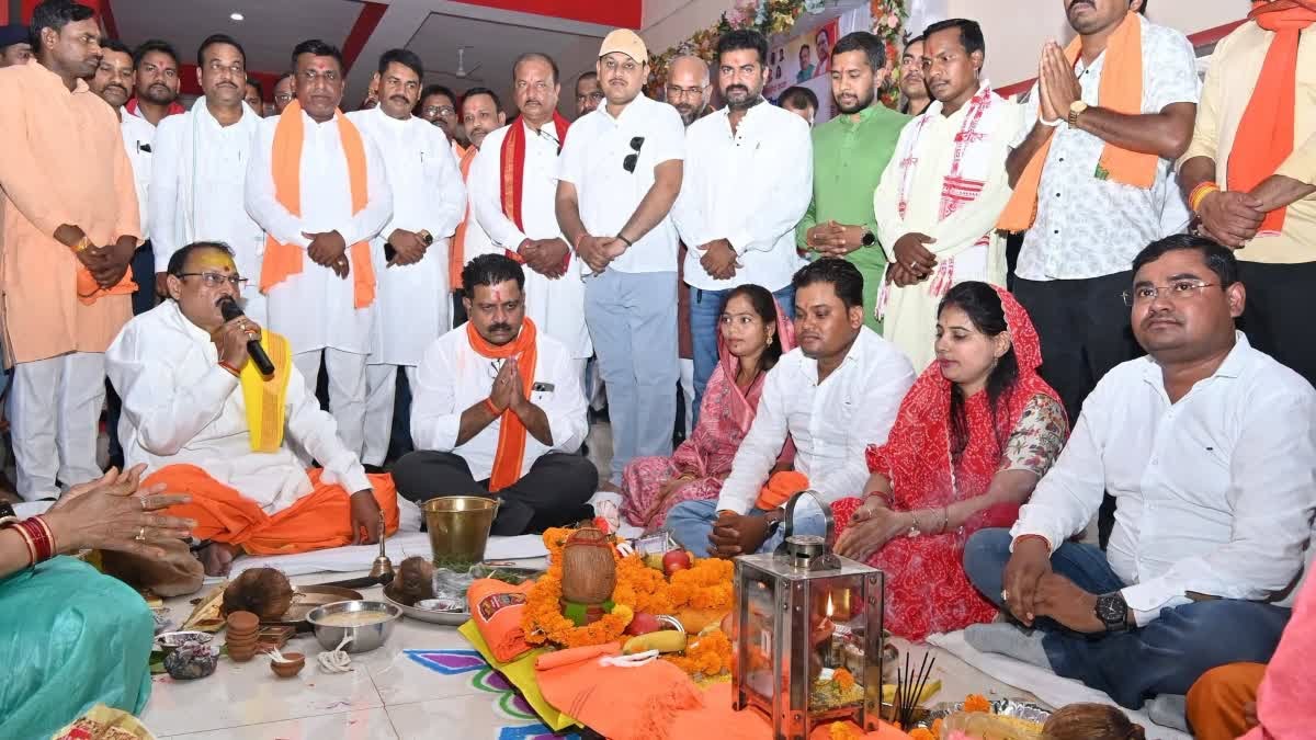 उपमुख्यमंत्री विजय शर्मा ने कवर्धा में हाईटेक बस स्टैंड का किया लोकार्पण