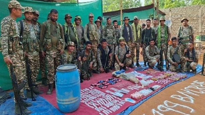 सुरक्षाबलों को मिली सर्चिंग ऑपरेशन में 10 किलो वजनी पाइप बम और विस्फोटक