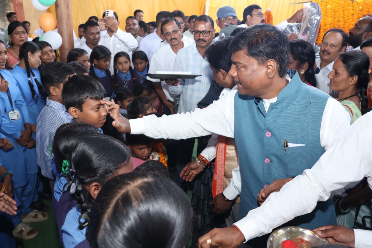 वन मंत्री केदार कश्यप और सांसद  महेश बच्चों का किया आत्मीय स्वागत