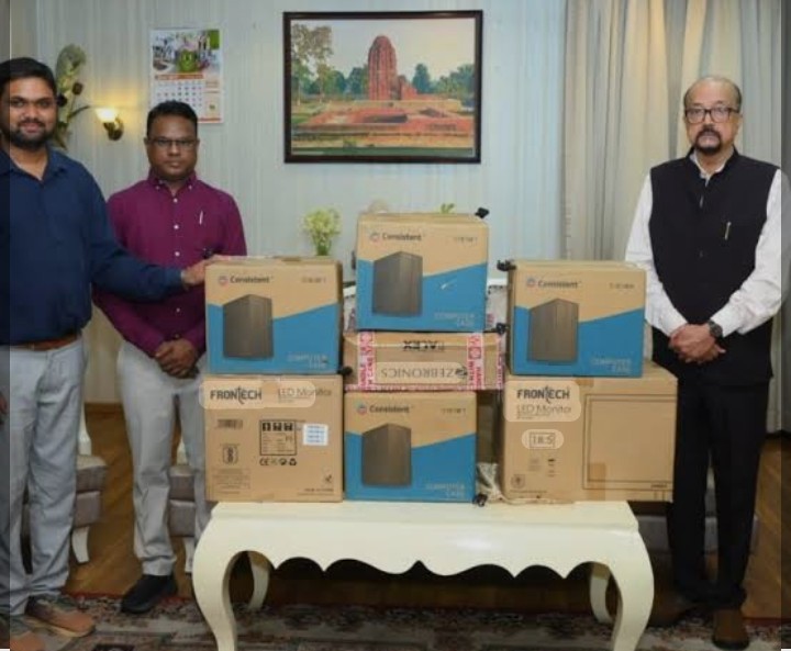 सुदूर वनांचल स्थित स्वामी आत्मानंद स्कूल, मांझीगुडा को स्वेच्छानुदान मद से मिले 10 कंप्यूटर