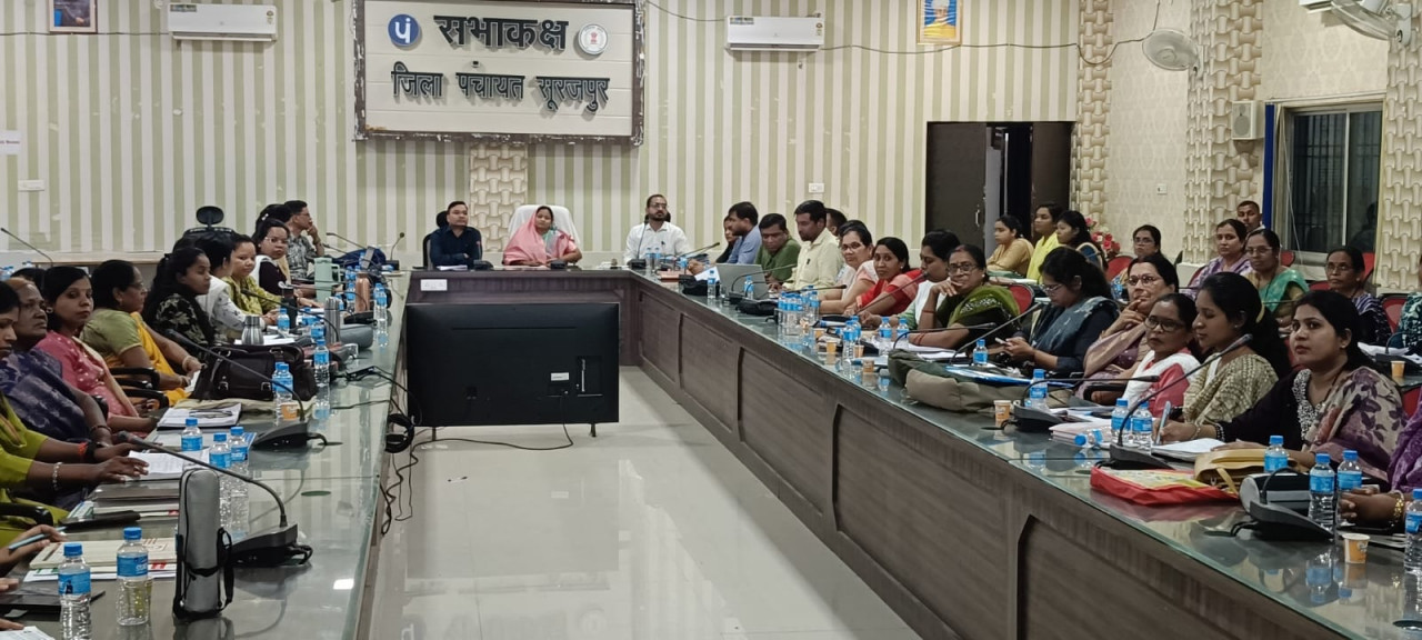 सूरजपुर में महिला एवं बाल विकास विभाग की योजनाओं की गहन समीक्षा