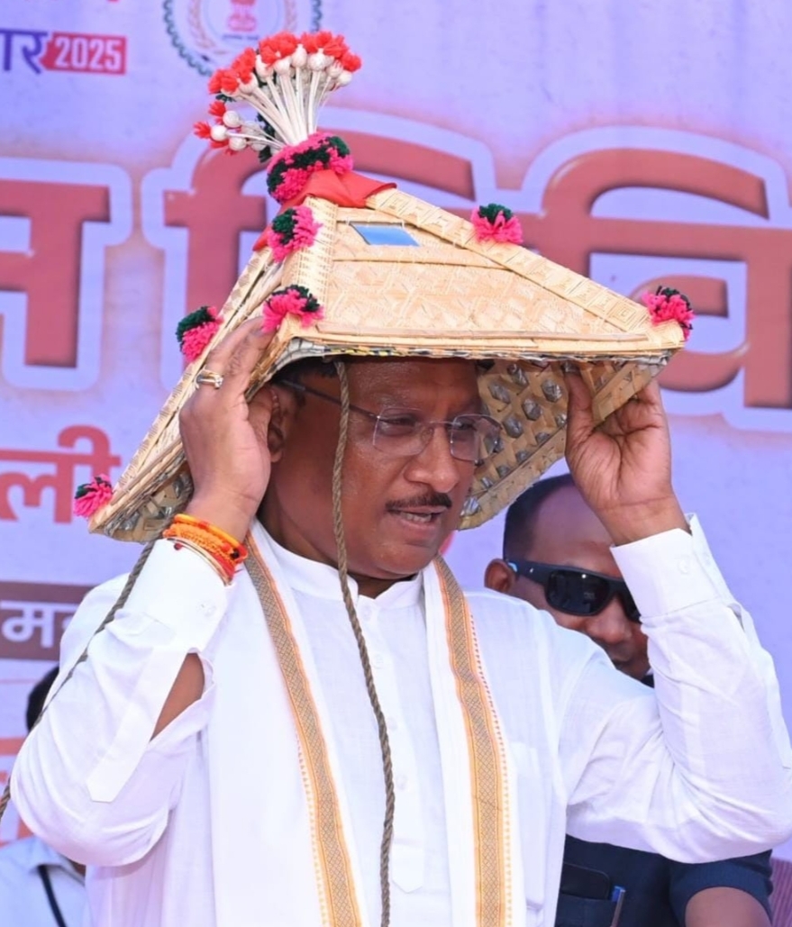  सुशासन तिहार के तीसरे चरण में दुर्गम ग्राम बिजराकछार में आयोजित समाधान शिविर में पहुँचे साय