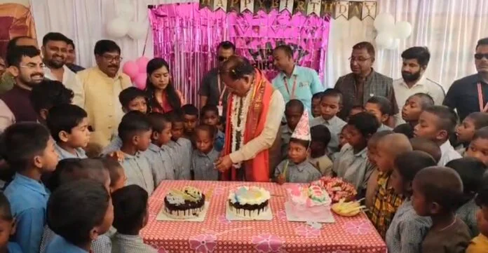 मुख्यमंत्री ने अपने गृह ग्राम में मनाया जन्मदिन