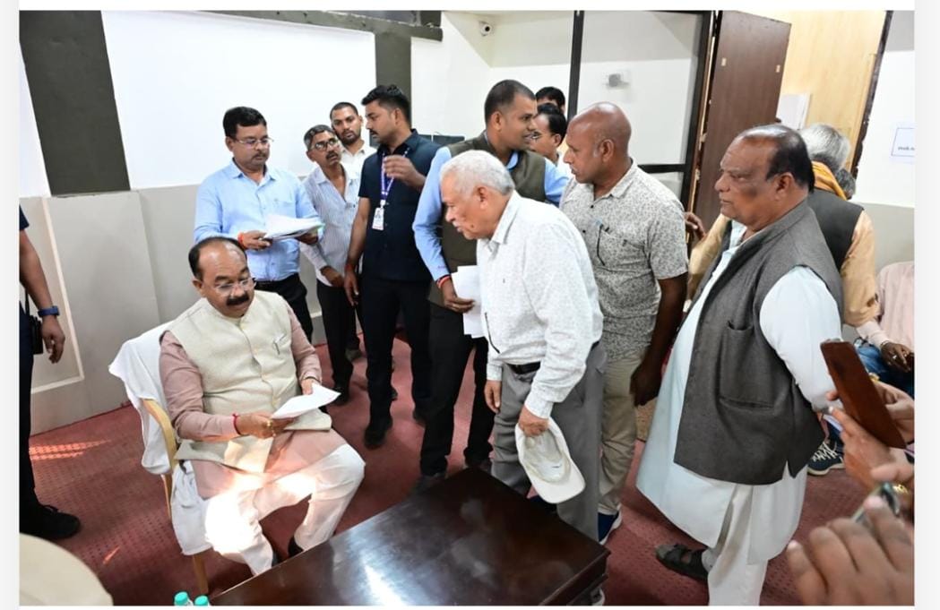 समस्याएं लेकर पहुंचे नागरिकों से डिप्टी सीएम ने किया सीधे संवाद