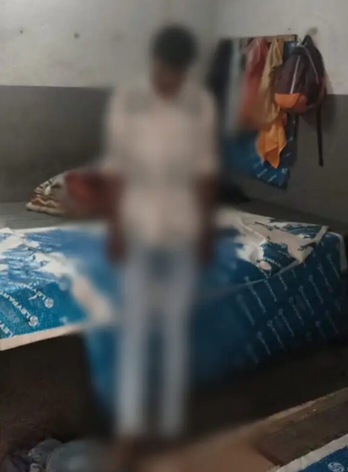 फर्जी पुलिस बनकर प्रेमिका के सगे भाई ने युवक को धमकाया खौफ में लगा ली फांसी