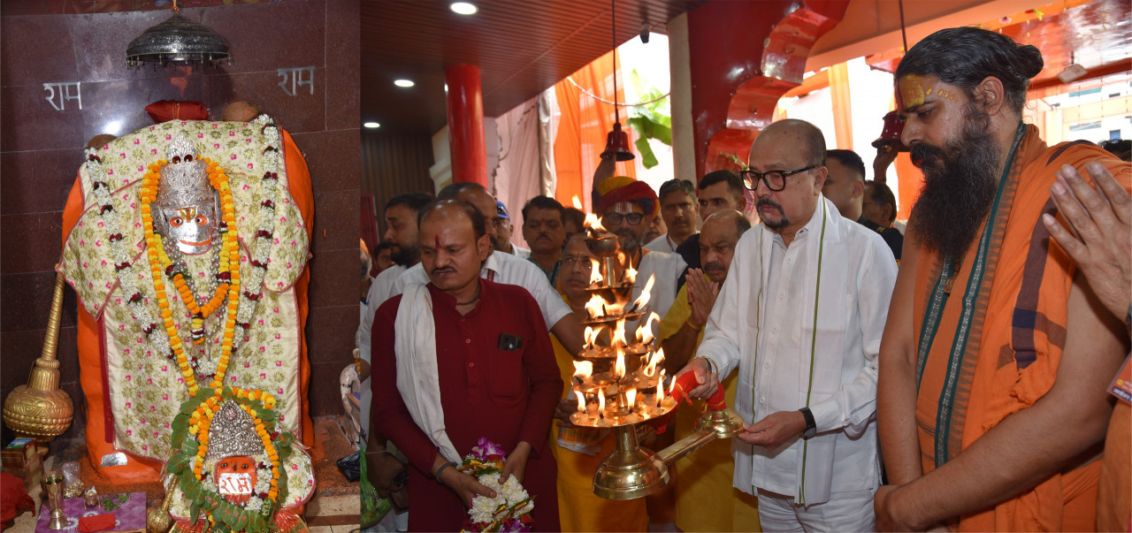 हनुमान जन्मोत्सव के अवसर पर राज्यपाल डेका ने की पूजा-अर्चना