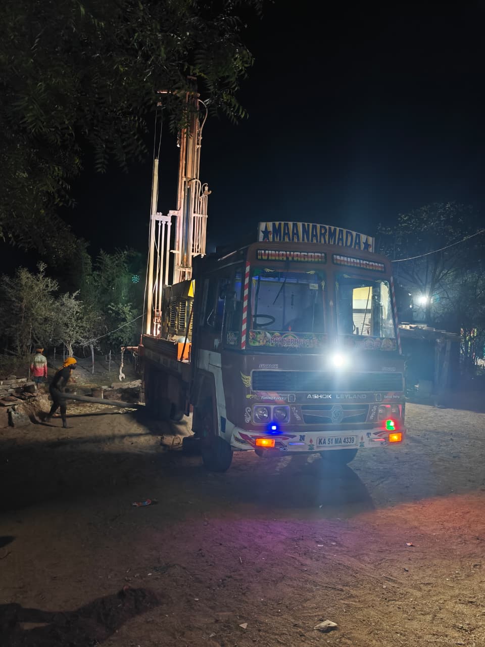 दो बोरवेल मशीनें जब्त बिना अनुमति बोर खनन पर प्रशासन की कार्रवाई