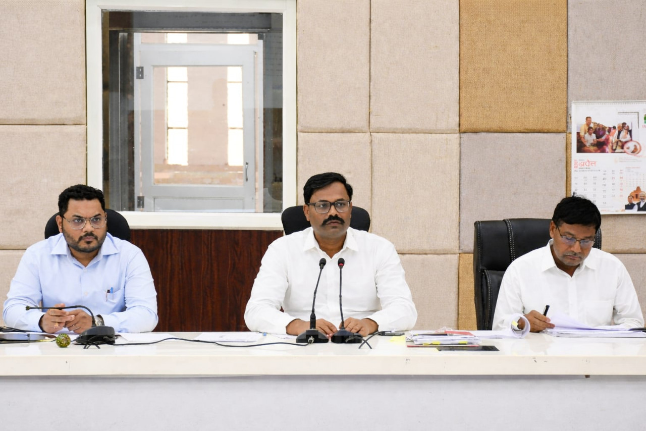 कलेक्टर ने दिए निर्देश: एग्रीस्टेक और पीएम किसान योजना के क्रियान्वयन में लाएं तेजी