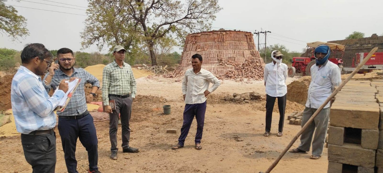 ग्राम माहुलझोपड़ी में संचालित अवैध ईंट भट्ठे पर बड़ी कार्रवाई